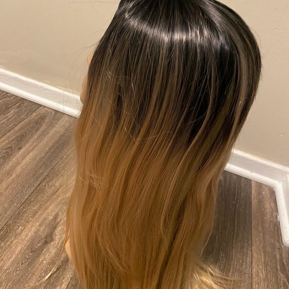 Woman’s synthetic blonde straight wig - Picture 5 of 8